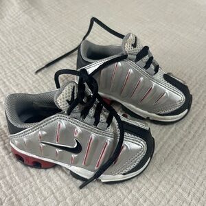 Nike Kids Silver and Black Sneakers with Red Accents. Size 4C